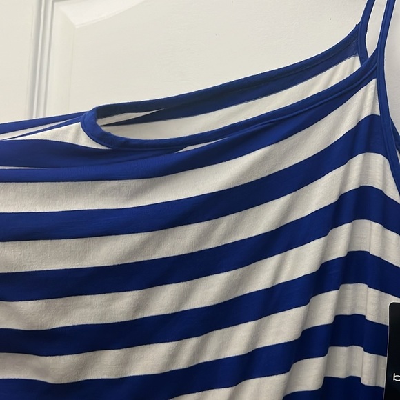 BEBE SEXXXXXY💕
Dress bebe
BEBE Striped Casual blue & white cold shoulder… - Picture 11 of 11